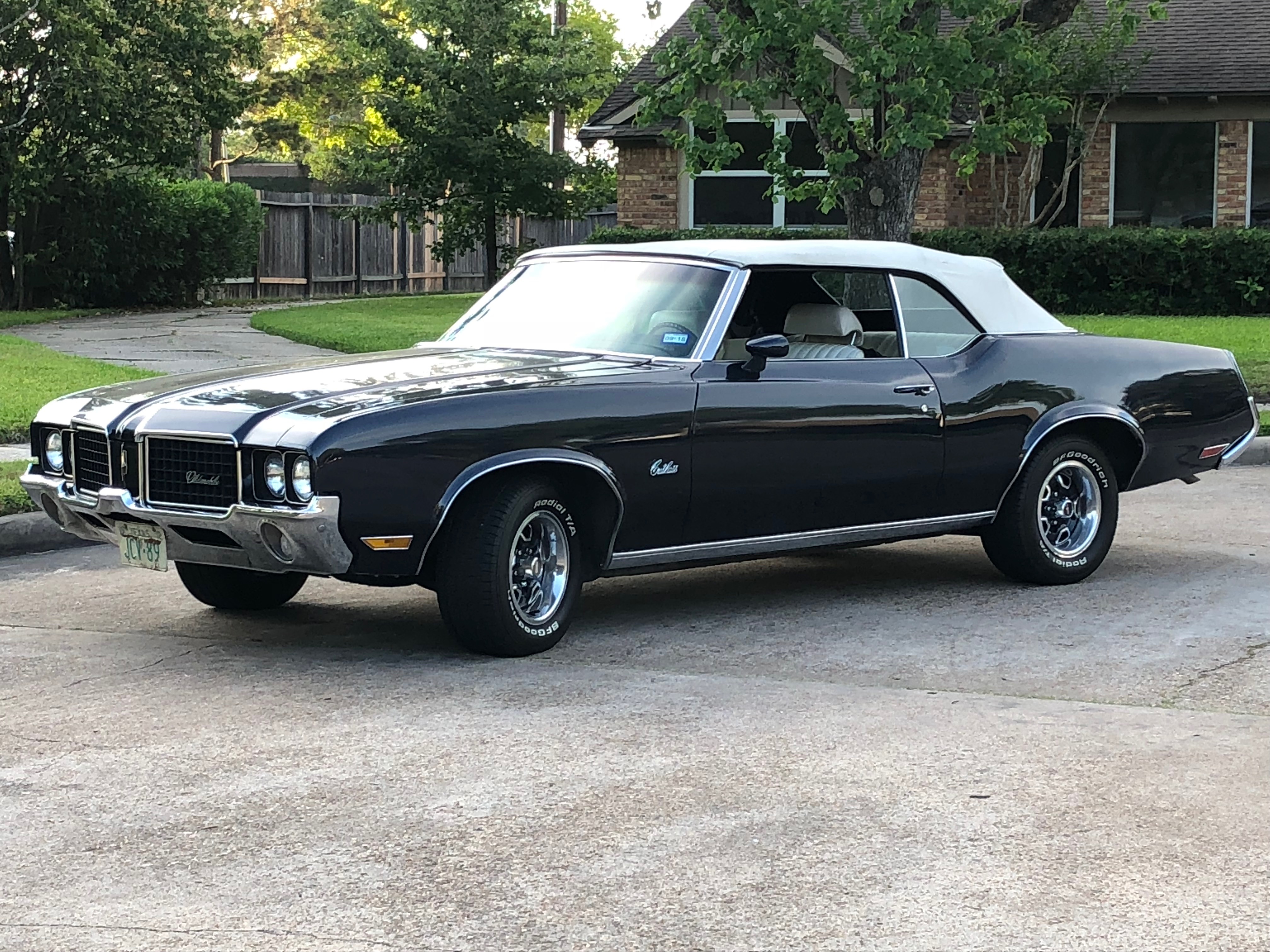 1972 Oldsmobile Cutlass Supreme, blue with convertible top